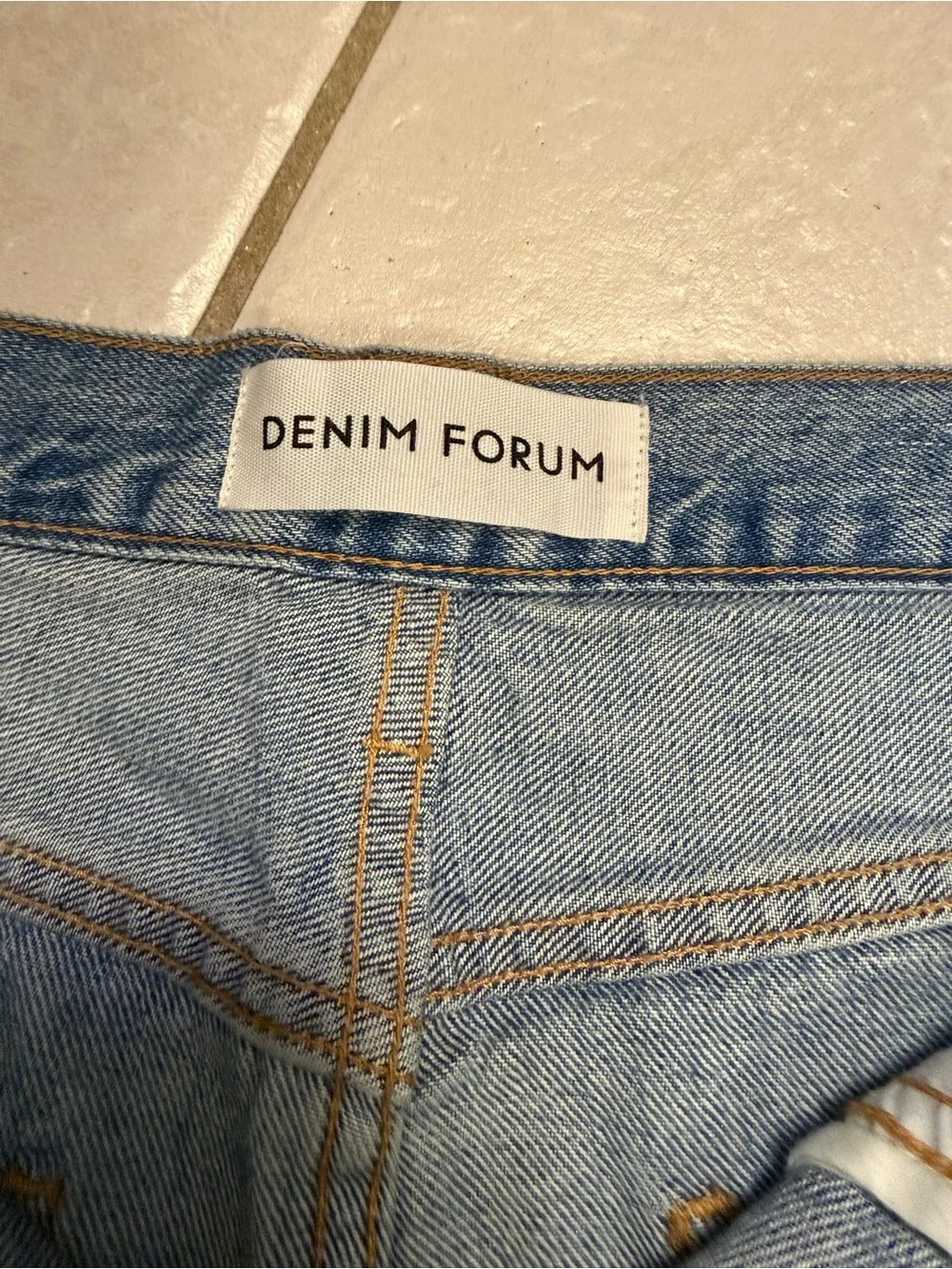 DENIM FORUM- Aritzia Light Wash Frayed Hem Denim Shorts